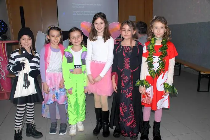 Aus der gesamten Region eilten die Kinder herbei und hatten bei Geschicklichkeitsspielen, in der Bastelecke, beim Kinderschminken und einer Karaoke-Show sichtlich Spaß.