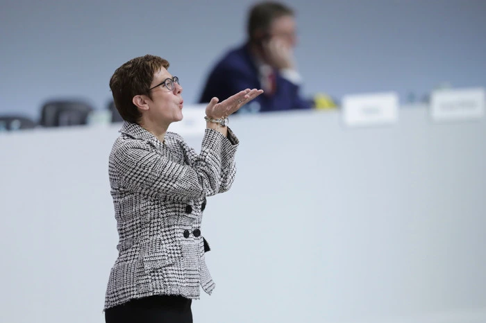 Die frühere saarländische Ministerpräsidentin setzte sich am Freitag auf dem CDU-Parteitag in Hamburg in einer Stichwahl gegen Ex-Unionsfraktionschef Friedrich Merz durch.