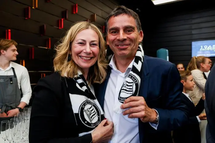 Auch Post-Vorstand Peter Umundum und seine Gattin Josefa gratulierten