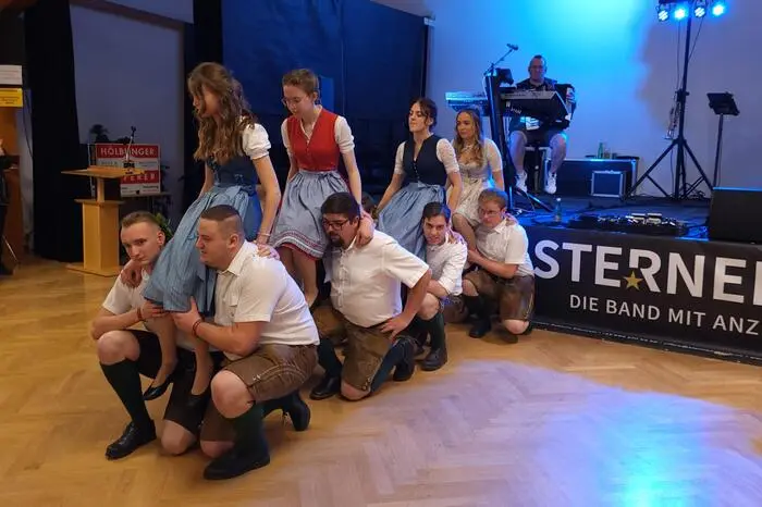 Für die passende musikalische Stimmung an diesem Abend sorgte die Band „Sternenstaub“, bei deren Musik bis tief in die Nacht hinein getanzt wurde.
