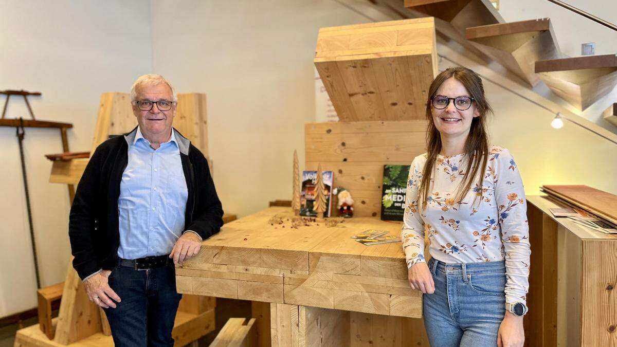 Johann und Petra Almer vor Teilen eines „Holz 100“-Hauses