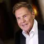 Dieter Bohlen in einem schwarzen Anzug und weißem Hemd.
