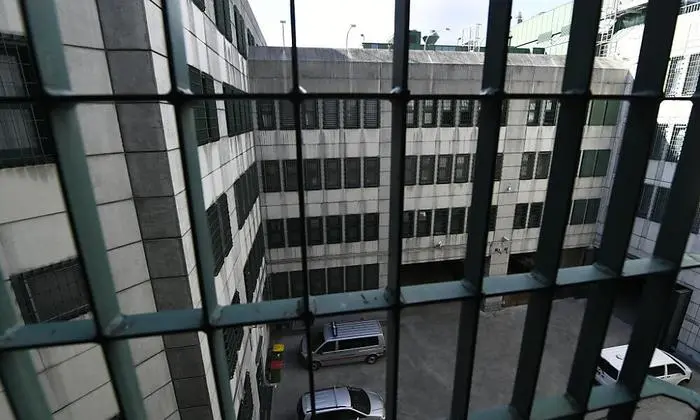 ++ ARCHIVBILD ++ ZU APA0066 VOM 12.11.2022 - Zwei junge Männer stehen im Verdacht, am Donnerstag in Wien-Meidling eine Elf- und 14-Jährige vergewaltigt zu haben. Die Mädchen waren am Nachmittag in die Wohnung eines 18-Jährigen mitgegangen, um Drogen zu kaufen. Dort befand sich auch ein 17-Jähriger, als es zu den Übergriffen kam. Die Mädchen konnten aus der Wohnung flüchten und die Polizei verständigen. Der 18-Jährige wurde in die Justizanstalt Josefstadt (siehe Archivbild) eingeliefert. (ARCHIVBILD VOM 3.3.2015)