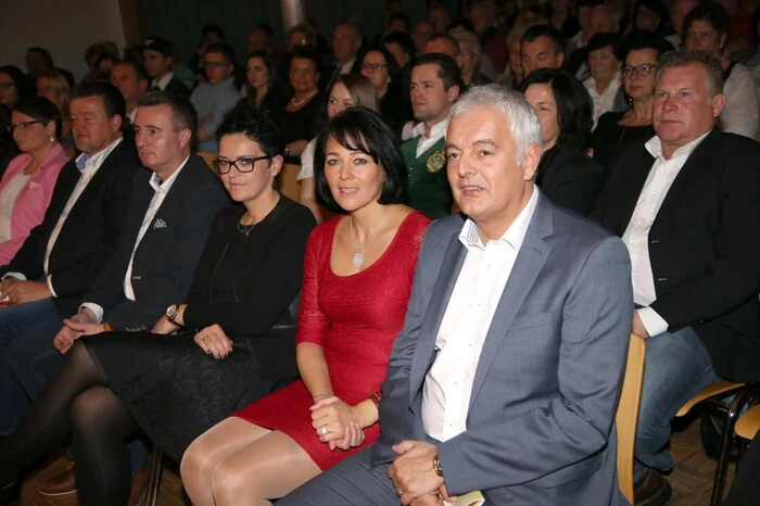Unter den rund 500 Besuchern sah man auch Bürgermeister Alexander Benedikt mit Gattin Sandra (vorne rechts im Bild).