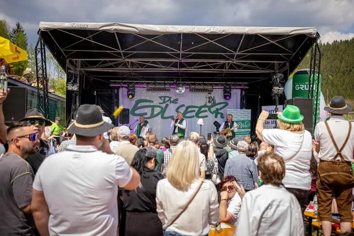 „Dass wir auch heuer wieder ausverkauft waren und so viele Musikbegeisterte auf unsere Alm gekommen sind, freut uns riesig. Es ist jedes Mal ein besonderes Fest an einem ganz besonderen Ort“, zeigten sich die Edlseer unisono begeistert.