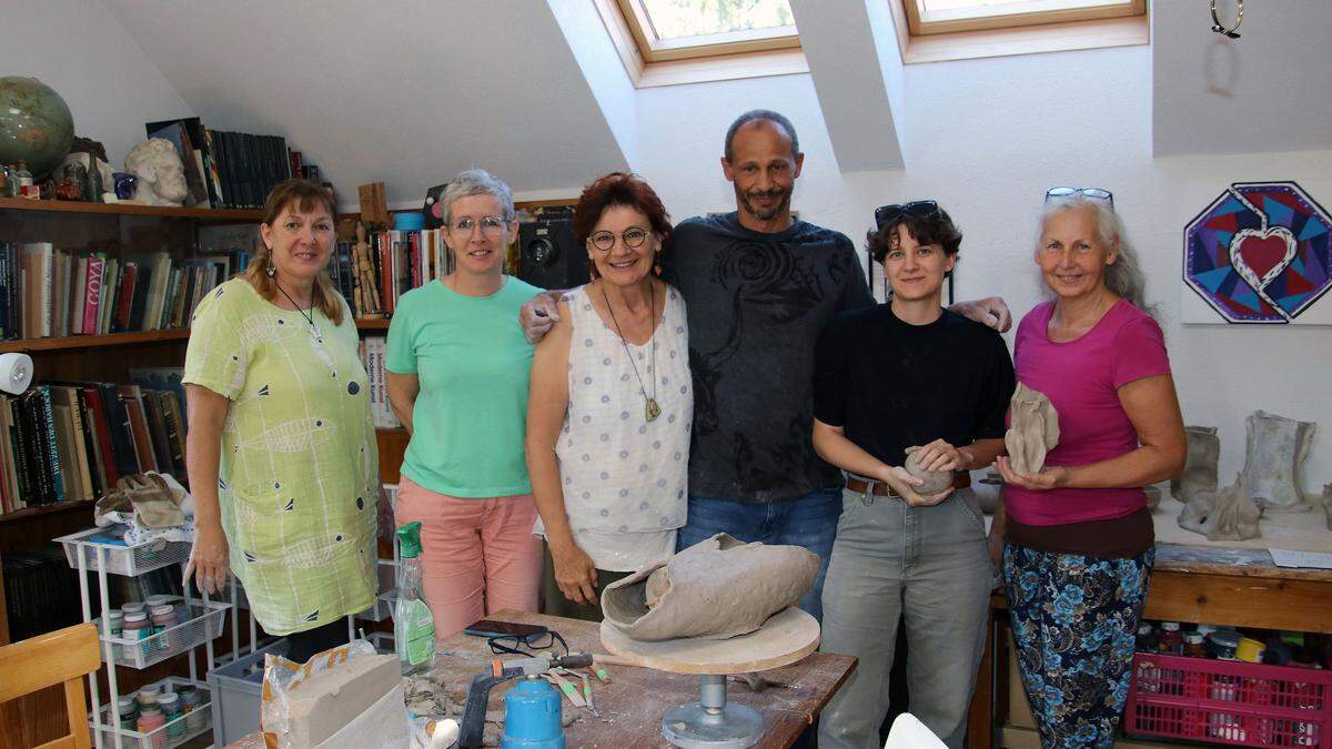Organisatorin Ida Hafner (Dritte von links) mit den Keramik-Künstlerinnen und dem Künstler