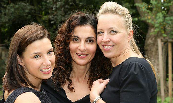 Proschat Madani mit ihren "Vorstadtweiber-Koleginnen" Martina Ebm und Nina Proll