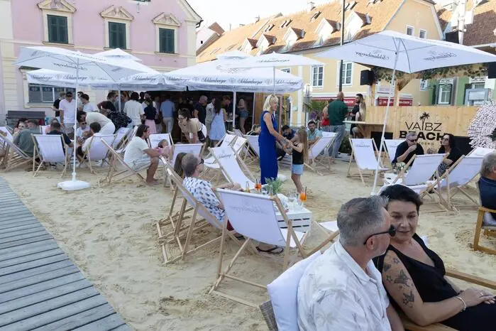 Zahlreiche Gäste genossen den Sommerabend bei Cocktails und chilliger Atmosphäre.