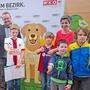 Freuten sich mit Osttiroler Volksschulkindern über die Premiere des Haustierparks im Bezirk Lienz: WK-Bezirksobfrau Michaela Hysek-Unterweger und der Sprecher des Tiroler Zoofachhandels, Hannes Pichler