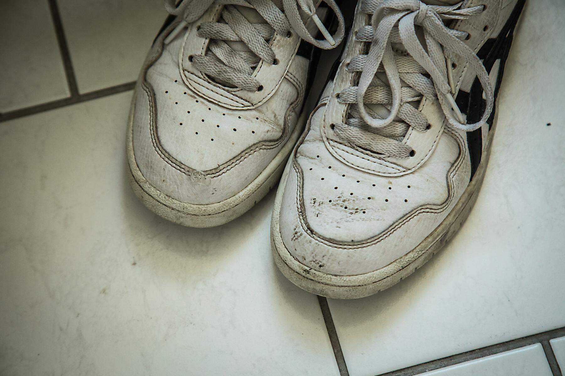 Schmutzige Sneaker reinigen mit Zahnpasta, Backpulver und Spülmittel
