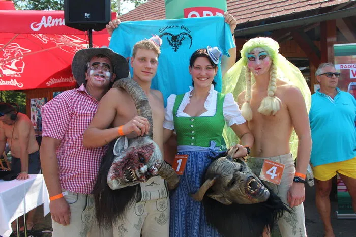 Die halbe Perchtengruppe reiste mit "De immer guad drauf san", bestehend aus Selina und Daniel, mit und feuerte ordentlich an.
