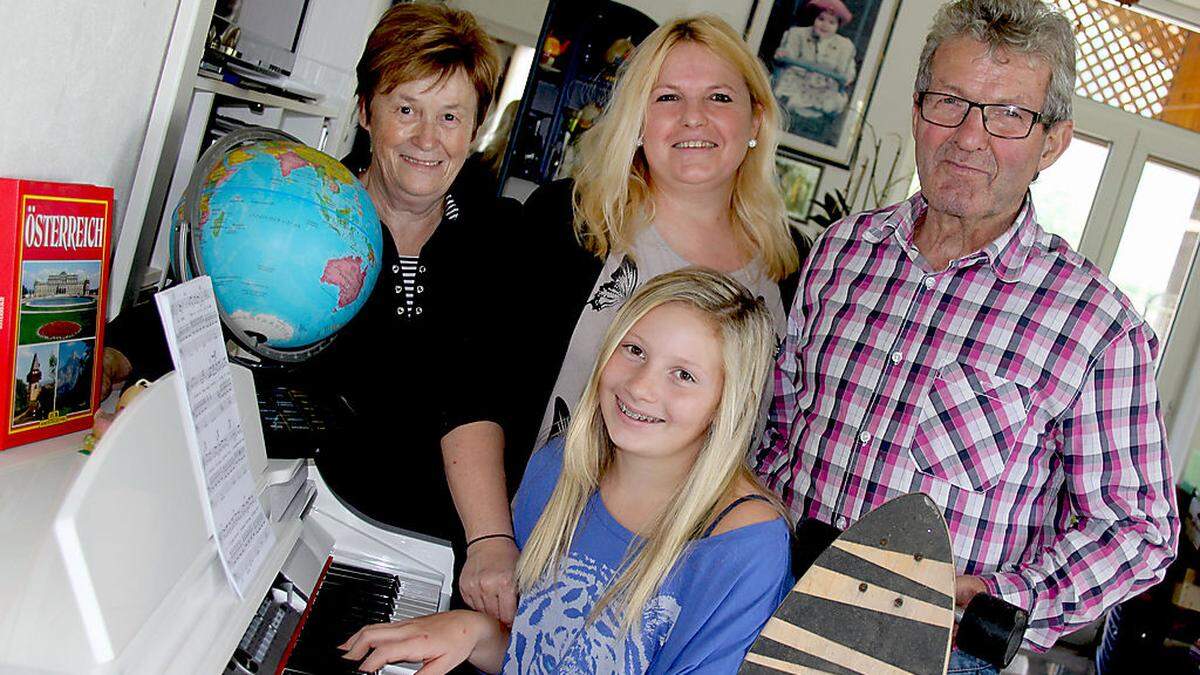 Kerstin Dobnig mit Mutter Doris, Oma Anna und Opa Richard