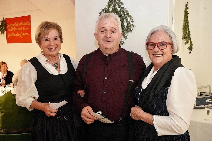 Ulli Moser und Elisabeth Pfeifhofer nehmen den Obmann der Stadtkapelle Gmünd - Ulrich Egger - in die Mitte. Auch Egger will die Spende für die Jugendarbeit in seinem Verein verwenden.