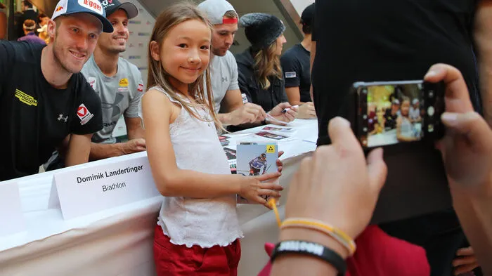 Österreichs Wintersport-Asse wurden in Salzburg für die kommende Saison eingekleidet. Vor der Modenschau gab es Selfies mit den Fans und eine Autogrammstunde.