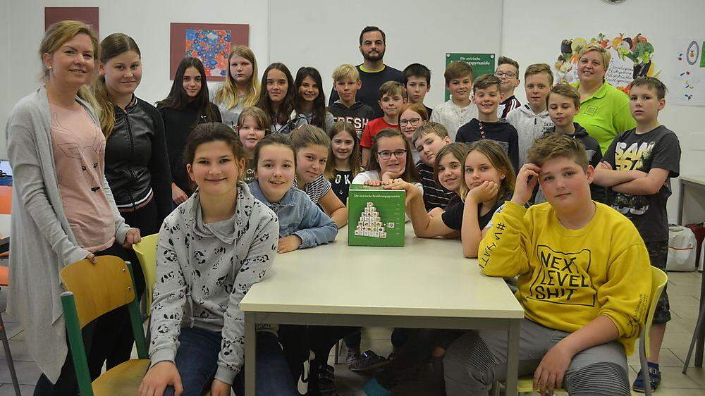 Die 25 Kinder der 1c-Klasse der NMS Gerlitz mit ihren Lehrern und Seminarbäuerin Michaela Mauerhofer (rechts)