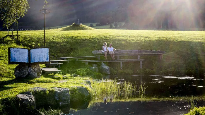 Schwierigkeit: mittelStrecke: 8,7 kmDauer: 3 hDer Zeutschacher Kapellenweg ist ein Rundweg im Bezirk Murau. Die Wandertour führt vorbei an den Wasserlandschaften am Graslupp- und Muhrenteich. Die Kapellen, Gedenkkreuze und Bildstöcke entlang des Wanderwegs geben dem Weg seinen Namen. Mitunter sind sie schön restauriert und idyllische Bänke laden zum Verweilen ein.