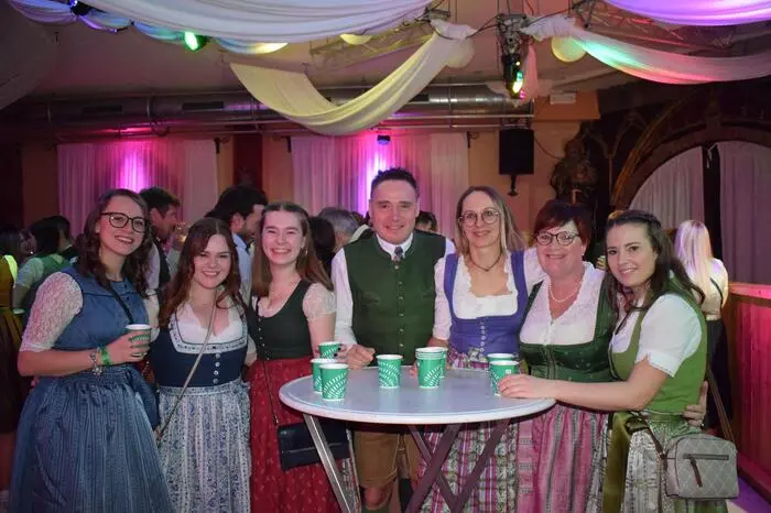 Der Eröffnungstanz, an dem alle drei Vereine beteiligt waren, ermutigte den einen oder anderen Gast, selbst das Tanzbein zur musikalischen Umrahmung von „Elementisch“ zu schwingen.