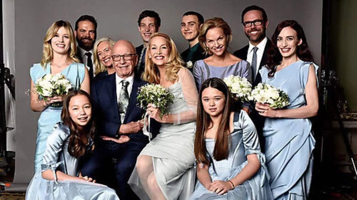 Jerry Hall und Rupert Murdoch inmitten ihrer Neo-Großfamilie