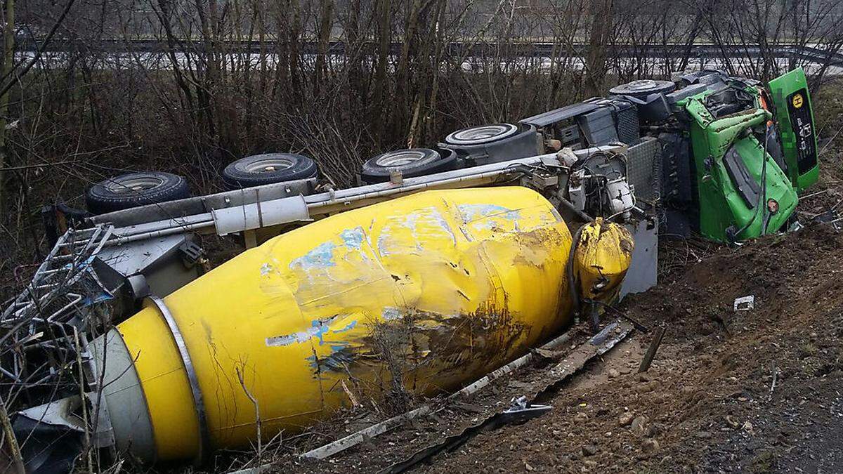 Der Lenker des umgekippten Lkw blieb unverletzt