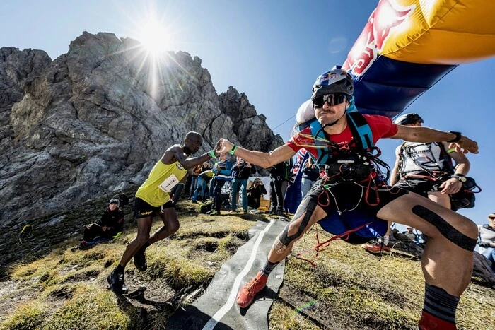Philemon Kiruago aus Kenia übergab 2025 als Drittplatzierter an seinen Paragleitpiloten Aaron Durogati