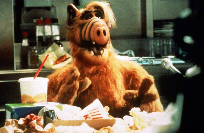 Der Außerirdische Alf in der Serie bei seiner Lieblingsbeschäftigung