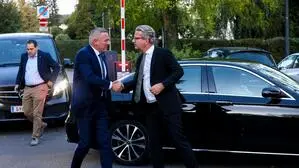 Herbst 2024: Der damalige LH Christopher Drexler kam in der Mercedes-Limousine, Mario Kunasek, damals noch Klubobmann, im Mercedes-Bus 