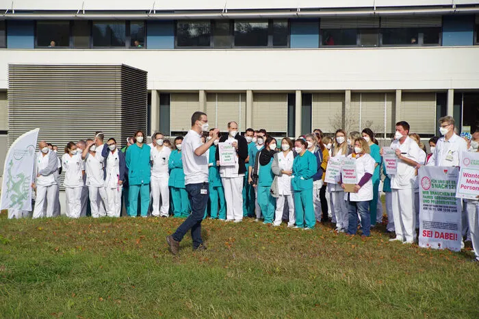 Exakt zu Mittag formierten sich am Mittwoch die LKH-Bediensteten hinter dem Brucker LKH