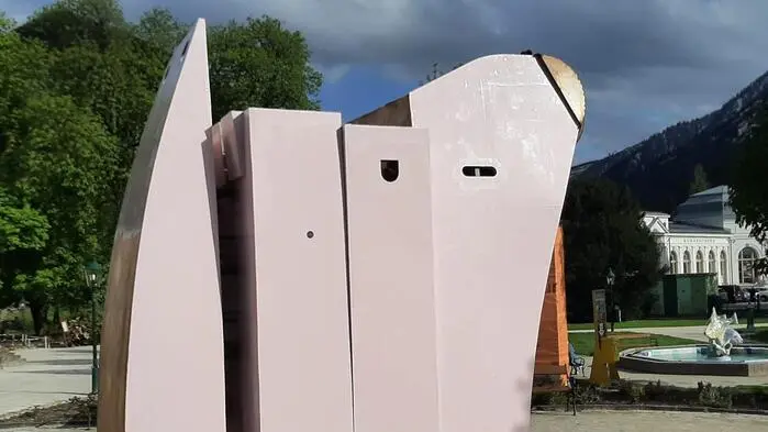 Die zerteilte zartrosa Riesenplätte, eine Kulturhauptstadt-Skulptur, über die in Bad Aussee wohl bis heute viele rätseln 