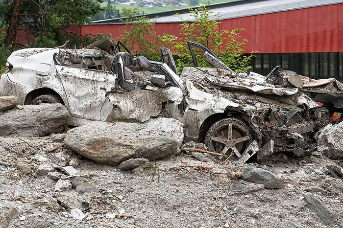 In Fulpes wurde ein Auto von einer Mure mitgerissen, die Feuerwehr konnte die beiden Insassen retten.