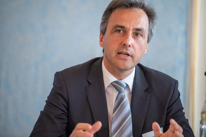 Bürgermeister Siegfried Nagl (ÖVP) sagte, er könne sich nicht vorstellen, dass es im Gemeinderat oder Landtag  eine Mehrheit (für Citymaut oder autofreier Tag) geben würde. Er war früher einer Umweltzone ja nicht abgeneigt. Seither sei aber vieles passiert: Graz wächst stark, auch der Nahversorgeranteil hat sich verbessert. Man investiere stark in den öffentlichen Verkehr. Die geplanten Tramprojekte kommen sicher.   