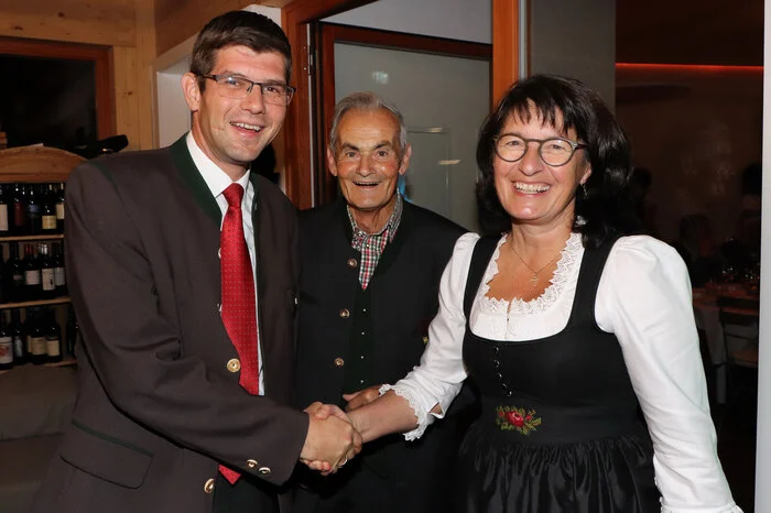 Landesrat Martin Gruber bei der Begrüßung durch Obfrau Karin Schabus.
