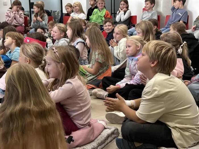 Die Kinder übten hoch konzentriert den Dackelblick