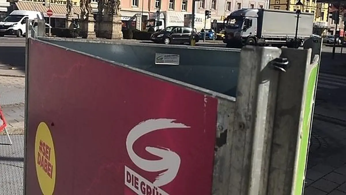 Statt Kabelbindern verwendet Harald Höller jetzt Draht zum Befestigen der Plakatständer