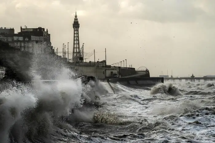 Für Teile Schottlands galt in der Früh sogar eine rote Wetterwarnung, die vor Lebensgefahr durch herumfliegende Trümmer warnte. In Schottland und Nordengland mussten wegen umgestürzter Bäume mehrere Autobahnen, Brücken und andere Straßen gesperrt werden. Auch der Zugverkehr war besonders in Schottland erheblich eingeschränkt. Das schottische Bahnunternehmen ScotRail strich Montagfrüh sämtliche Verbindungen.