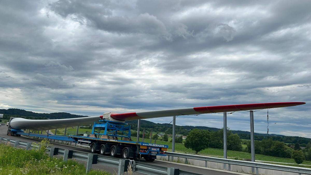 Direkt neben der Autobahn sorgt ein abgestelltes Rotorblatt eines Windrades für Verwunderung