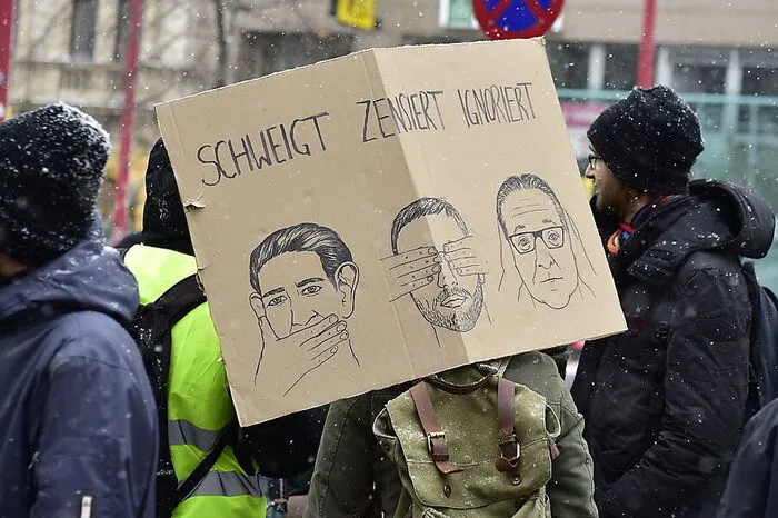 Mit zahlreichen Plakaten und Schildern machen die Demonstranten auf sich aufmerksam.