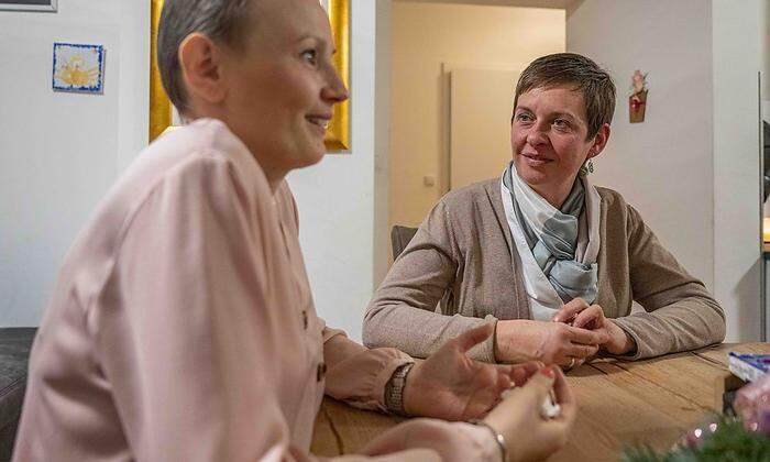 Hospizbegleiterin Elisabeth Lienhart unterstützt die Mutter