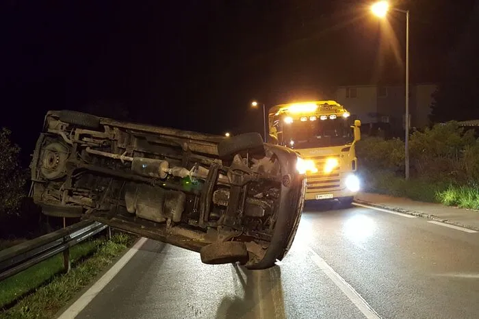 Nachdem das Fahrzeug eine Leitplanke touchiert hatte, überschlug es sich und kam schließlich am Dach zum Stillstand.