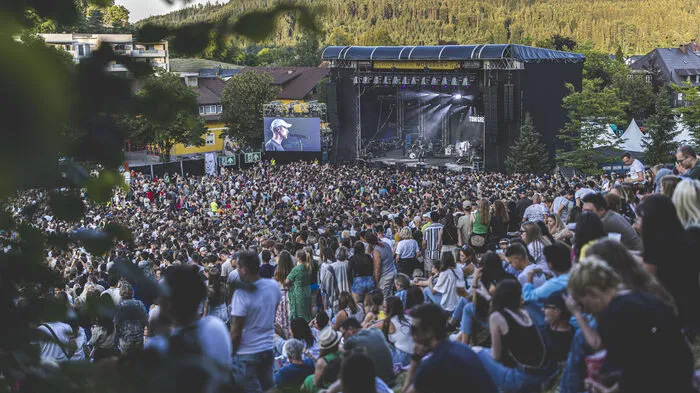 8000 Popmusik-Fans waren am Freitagabend nach Moosburg gekommen, um sich an OneRepublic mit Bandleader Ryan Tedder zu erfreuen. 