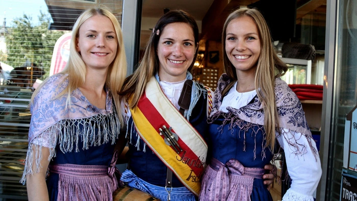 Marketenderinnen der Jauntaler Trachtenkapelle Loibach, die von Haus zu Haus musizierte.