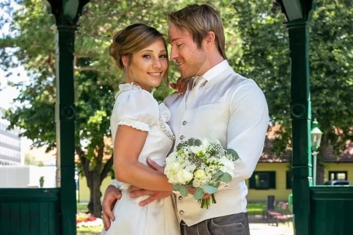 Mona und Mario Stückler haben in Wiener Neustadt geheiratet. Als „Mister Süd-Österreich 2016“ stand der Weizer bei einer Fitnessmesse am Glücksrad, als Mona (damals Brugger) drehte – der Rest ist (Liebes)-Geschichte.