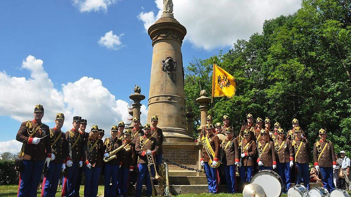 Die Musiker der Artillerie-Traditionskapelle Von der Groeben am Denkmal der „Batterie der Toten“ von Hauptmann August von der Groeben in Chlum