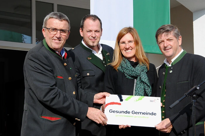 Außerdem darf sich die Gemeinde über die Verleihung des Prädikates „Gesunde Gemeinde“ freuen. Ines Kressn von „Styria Vitalis“ überreichte dem Bürgermeister Urkunde und Tafel.