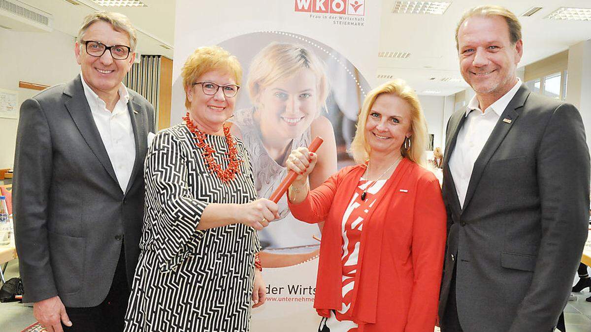 Staffelübergabe: WKO Steiermark Präsident Josef Herk (l.) und Vizepräsident Andreas Herz (r.) gratulierten der neuen FiW-Vorsitzenden Gabriele Lechner (2.v.r) und dankten Adelheid Moretti für ihre vielen Verdienste