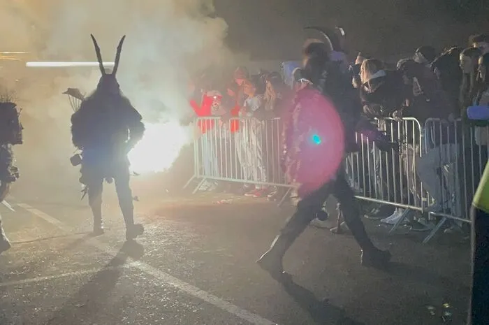 Die Kleinen freuten sich über ein Kindersackerl, die Großen feierten anschließend bei der Höllenparty weiter.