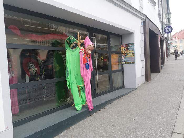 Neben dem Café Lebensg'fühl in der Johann-Offner-Straße in Wolfsberg hat Helga Hatzenbichler Räumlichkeiten angemietet, um ihre Kostüme abzuverkaufen