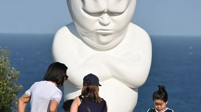 Es schaut fast wie ein Statement zur Weltlage aus: Ein Hoch auf die Verweigerungshaltung. "Angry Bob" nennt sich die Skulptur des slowakischen Künstlers Viktor Freso. Gemeinsam mit vielen anderen Skulpturen ...