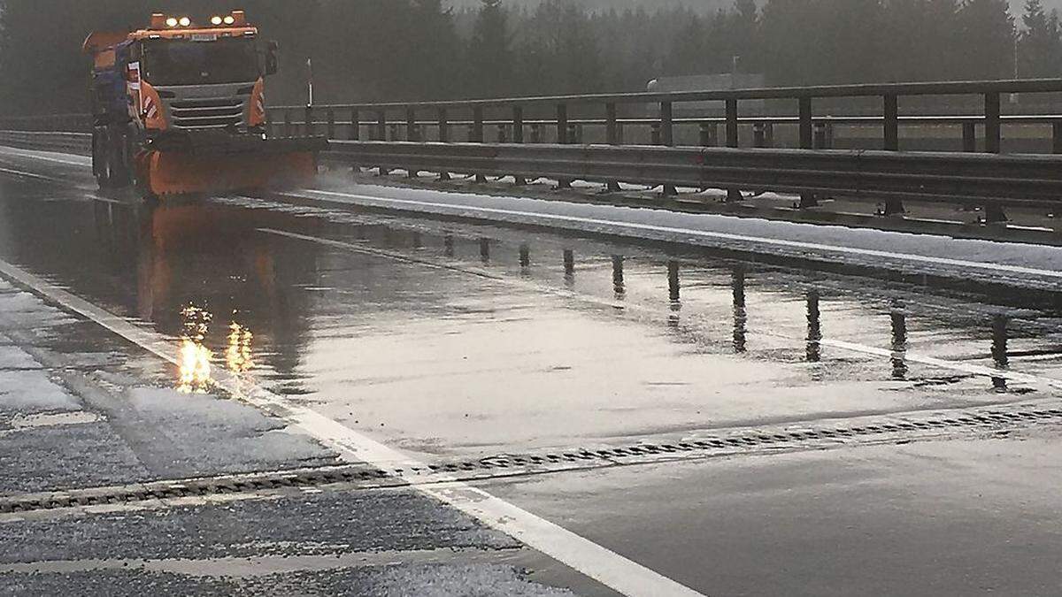 Auf der Pack im Ortsgebiet von Modriach musste ein Räumfahrzeug wegen des Hagels ausrücken