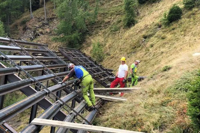 Die Bauwerke stehen in einem Winkel von etwa 90 Grad zum Hang.