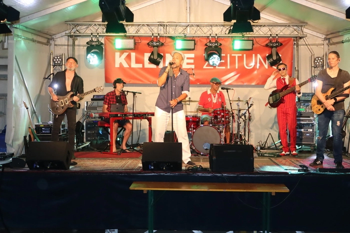 Verschiedene Livebands sorgten für gute Unterhaltung am Markt 2025.